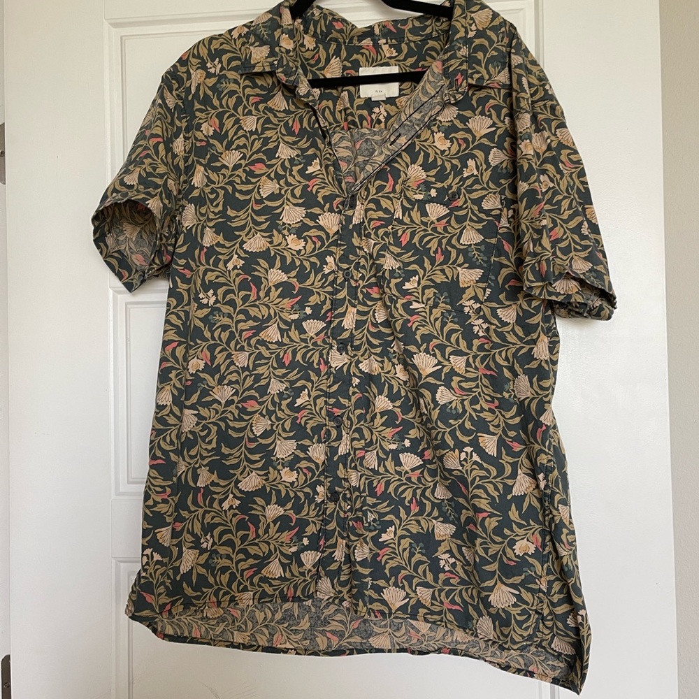 American Eagle short sleeve printed button down